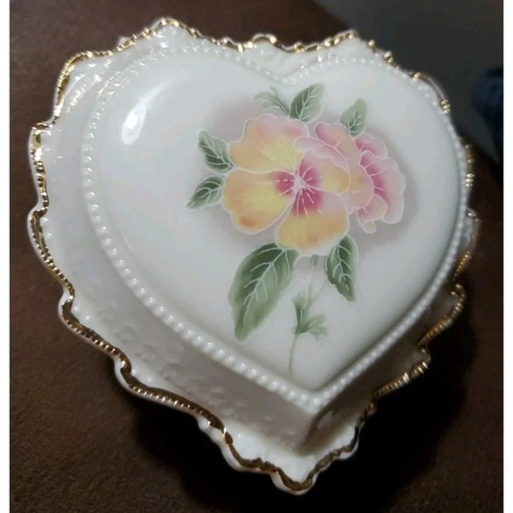 Heritage House Celebration Of Love‎ Porcelain Heart Shaped Music Trinket Box